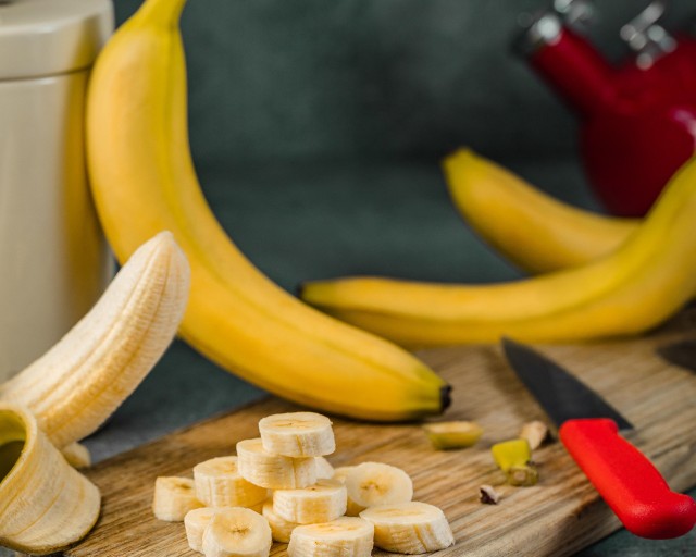 Banany mają dobroczynny wpływ na zdrowie, jednak zdaniem ekspertów lepiej zrezygnować z jedzenia bananów w kilku konkretnych momentach dnia, gdyż może mieć to więcej negatywnych skutków niż pozytywnego działania. Jaki jest najgorszy czas na jedzenie bananów? Sprawdź teraz na kolejnych slajdach galerii >>>>>