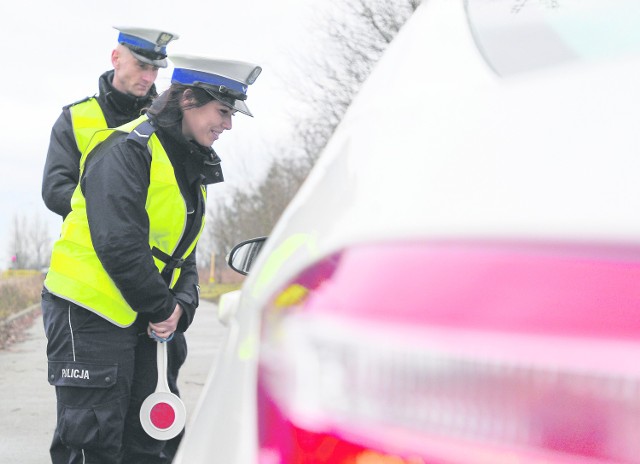 Za poważne przewinienia drogowe policja zatrzymuje prawo jazdy i kieruje sprawę do sądu