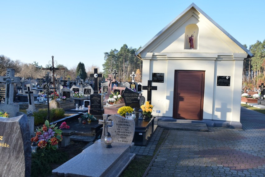 Cmentarz w Lipnikach przed Dniem Wszystkich Świętych 2021. Zdjęcia nekropolii