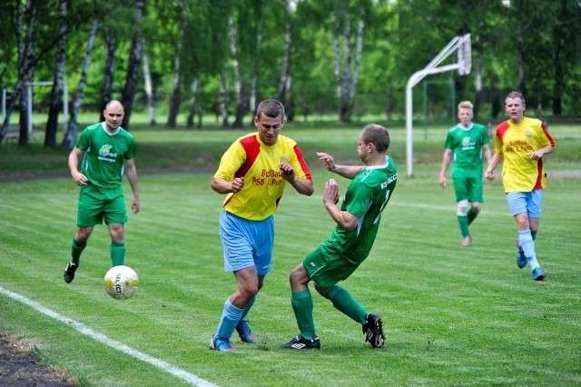 Piłkarze Puszczy (zielone stroje) zapewnili sobie przynajmniej 11. miejsce w IV lidze.