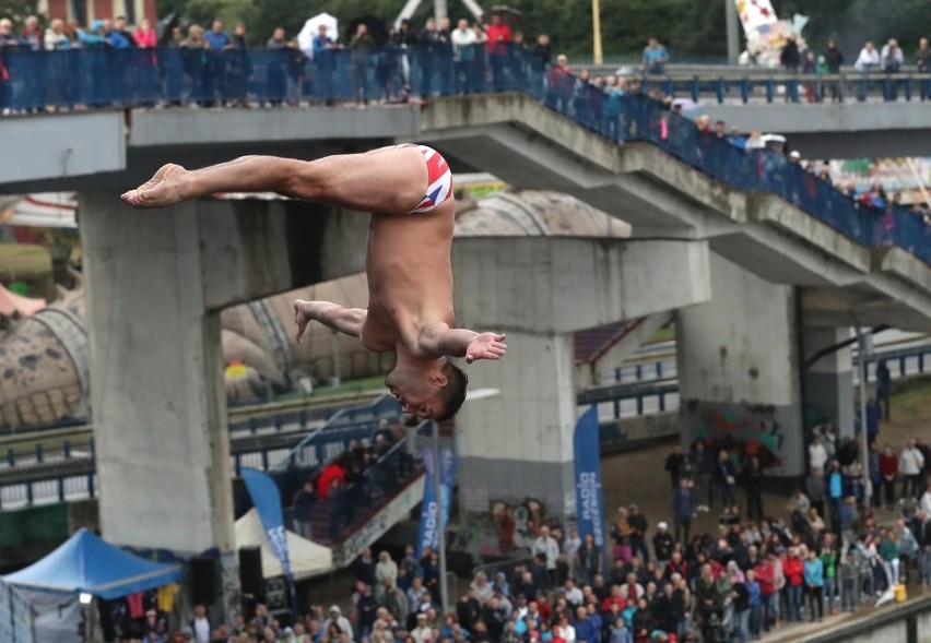 Akrobatyczne skoki do Odry z Trasy Zamkowej robią wrażenie!