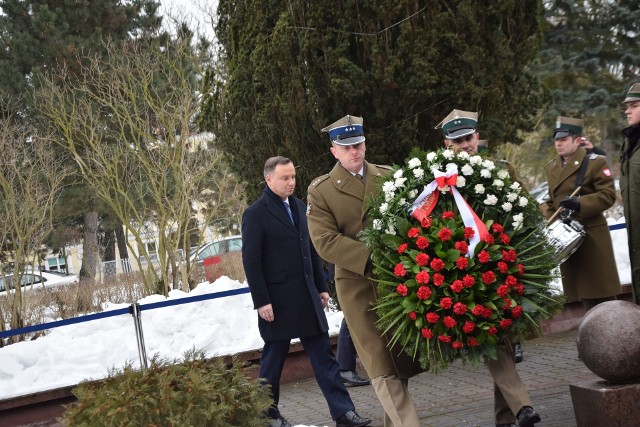 Od złożenia wieńca pod pomnikiem poświęconym Romualdowi Trauguttowi rozpoczął wizytę w Ciechocinku Prezydent RP Andrzej Duda. Przybył do uzdrowiska sam, choć wcześniej zapowiadano przyjazd Pary Prezydenckiej. Głównym celem pobytu głowy państwa w uzdrowisku było otwarcie wystawy "Niepodległa. Ojcowie Niepodległości" w Dworku Prezydenta RP. Dodatkowym punktem programu, wcześniej nie zapowiadanym, była wizyta pod ciechocińskimi tężniami, ważnym elementem ciągu produkcji ciechocińskiej soli, wpisanym niedawno na listę Pomników Historii. Zobaczcie zdjęcia z uroczystości pod pomnikiem Romualda Traugutta i krótkiego spotkania z mieszkańcami i kuracjuszami.Prezydent: Obywatele różnych wyznań walczyli o niepodległość Polski/TVN 24