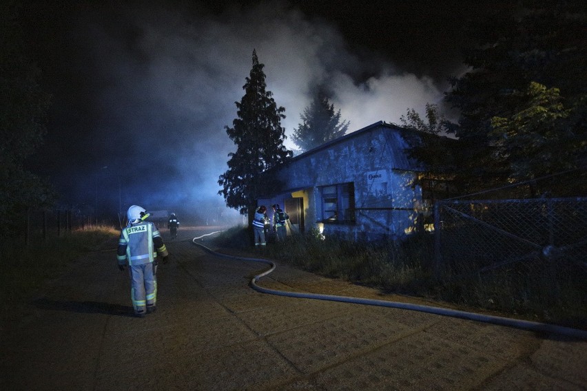 Pożar na ul. Portowej w Słupsku. Płonął dach hali produkcyjnej