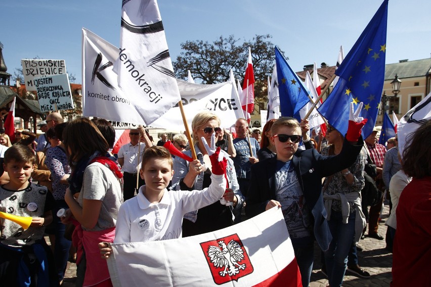 Ponad tysiąc osób na demonstracji KOD w Rzeszowie [FOTO,WIDEO]