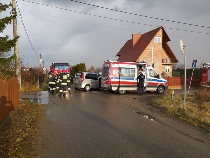 Wypadek na skrzyżowaniu w Tarnobrzegu. Dwie osoby ranne w zderzeniu dwóch samochodów [ZDJĘCIA]