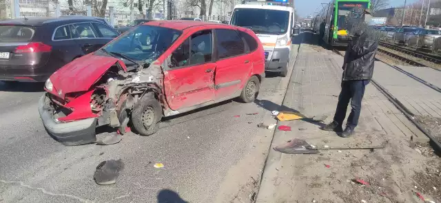 Do wypadku doszło 14 marca przed południem na Starołęce koło budynku ZUS-u. Auto zderzyło się z tramwajem.