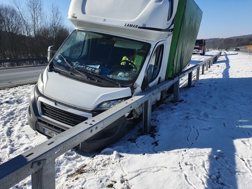 Groźny wypadek na autostradzie A4 w okolicy gminy Krzeszowice. Od samochodu odpadło koło