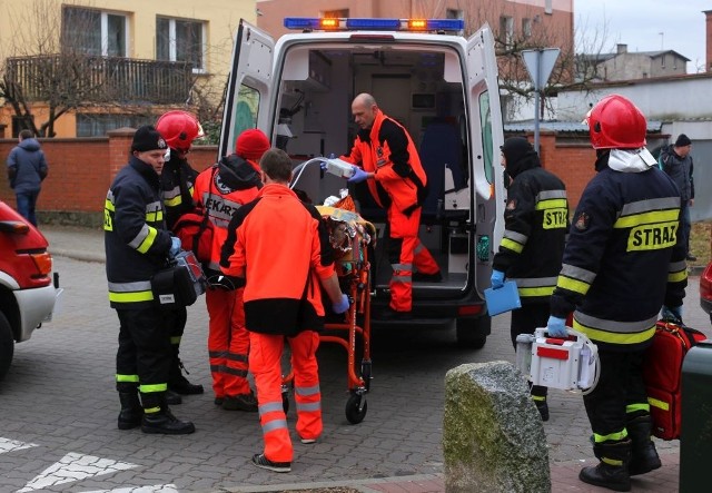 Mężczyznę przewieziono do szpitala w Chojnicach, gdzie lekarze nadal walczyli o jego życie