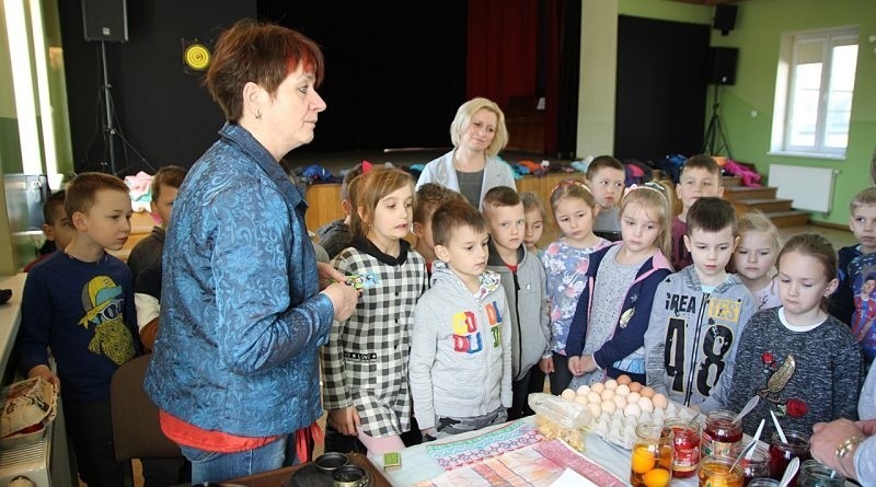 Dzieci z Bobowej uczyły się, jak zrobić pisankę