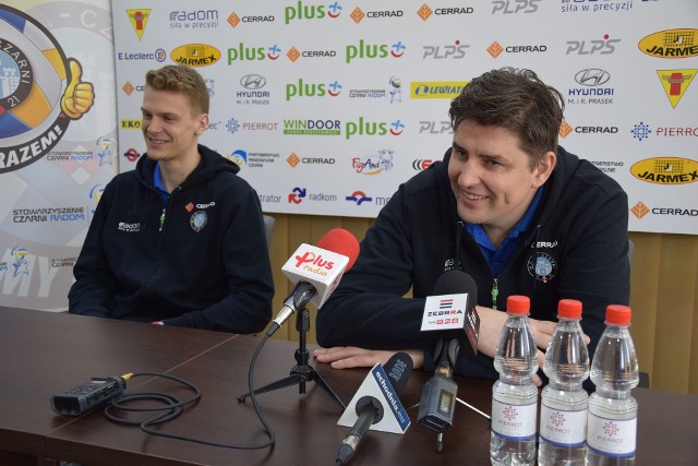 Jakub Rybicki (od lewej), przyjmujący Cerradu Czarnych Radom i trener Robert Prygiel na konferencji prasowej przed wyjazdowym meczem z Jastrzębskim Węglem.