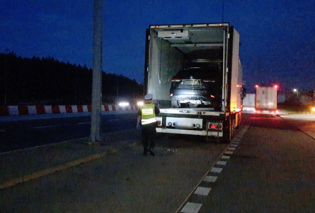 Samochody załadowane w ciężarówce-chłodni prawdopodobnie pochodziły z kradzieży.