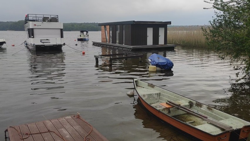 Wojna z dziką zabudową brzegów jezior i rzek w gminie Chojnice. Na tapet także pomost wicestarosty chojnickiego | ZDJĘCIA, WIDEO