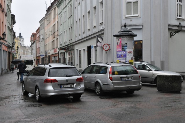 Ulica Krakowska w Kluczborku to deptak. Często wygląda jednak jak parking.