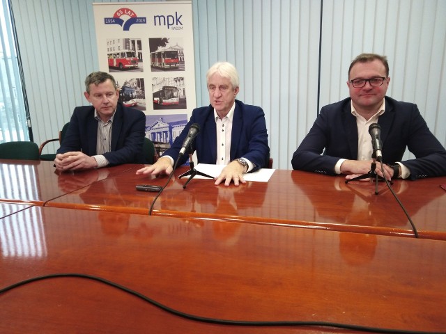 O zakupie nowych autobusów elektrycznych z unijną dotacją podczas konferencji prasowej mówili (od prawej) prezydent Radosław Witkowski, prezes MKP Krzysztof Zalibowski i dyrektor w MPK Piotr Szprendałowicz.