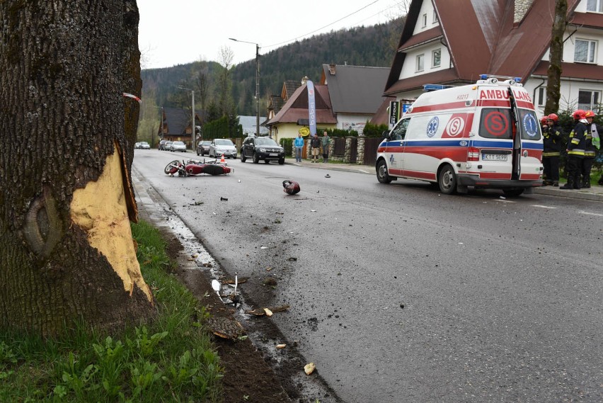 Wypadek w Zakopanem. Motocyklista uderzył w drzewo, zmarł w szpitalu