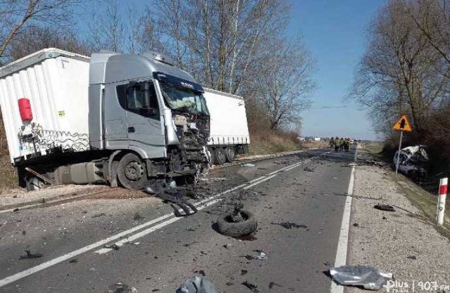 W wypadku w Opactwie zginął kierowca samochodu osobowego, a kierowca ciężarowej scanii został ranny.