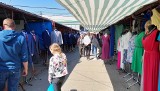 Handel na targowisku miejskim w Ostrowcu Świętokrzyskim. Duży wybór sukienek i garniturów 