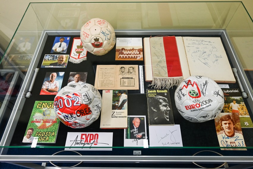 Piłkarskie pamiątki na wystawie AutografExpo w Bibliotece...