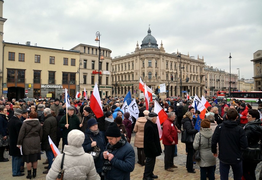 Komitet Obrony Demokracji manifestował w Lublinie. "Beata opublikuj!" [ZDJĘCIA, WIDEO]