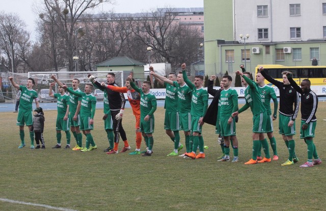 Piłkarze Radomiaka po zakończeniu niedzielnego meczu cieszyli się z kibicami ze zwycięstwa nad Legionovią Legionowo.