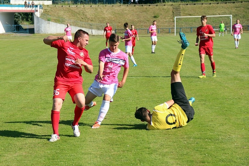 W ataku na bramkę Widzewa Damian Parszewski (w różowej koszulce)