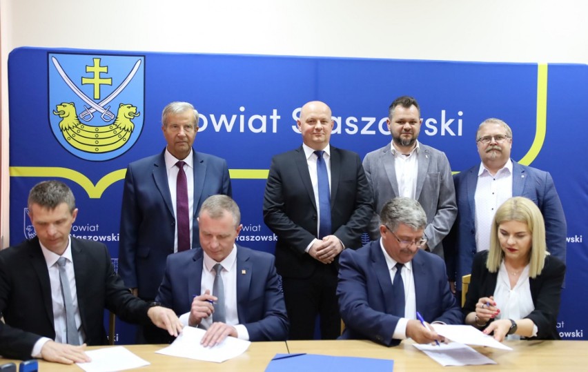 Podpisanie umowy na realizacje zadania w gminie Szydłów...