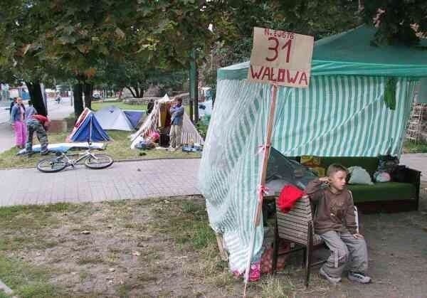 Na koczowisku jest coraz mniej namiotów.