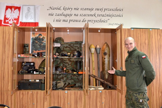 Mateusz Kwiatek z Kielc o dziecka zbiera militaria. Planuje otworzyć prywatne muzeum. Na razie swoje eksponaty prezentuje w Zakładzie Doskonalenia Zawodowego.