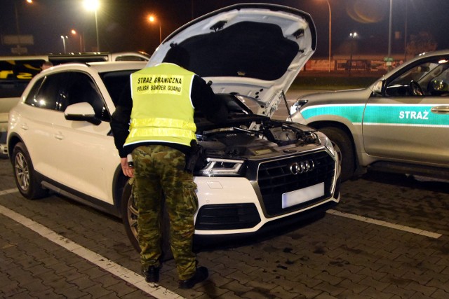 Audi Q5 z 2020 r. o wartości 200 tys. złotych skradzione polskiej wypożyczalni.
