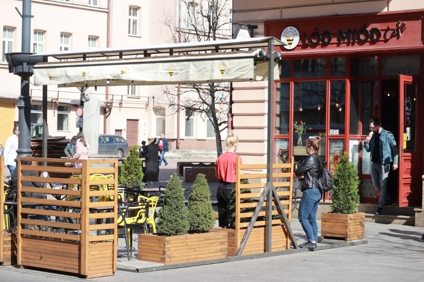 Pierwsze lokale otworzyły ogródki na Piotrkowskiej. W Łodzi rozpoczął się gastronomiczny sezon ogródkowy!