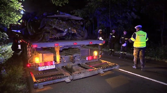 Wrak samochodu z ciałami trzech ofiar wypadku odnalazła policja z Lubina w lesie niedaleko miejscowości Koźlice.