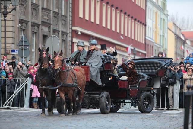 Ignacy Paderewski wraz z małżonką zajeżdża pod hotel Bazar w Poznaniu (w Szczecinie - pod Pałac pod Globusem)