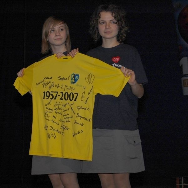 Koszulkę z podpisami piłkarzy Klubu Sportowego &#8222;Siarka&#8221; zlicytowano za 140 złotych.