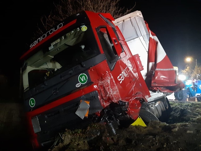 Wypadek w Babicy. W zderzeniu ciężarówki z nissanem na drodze krajowej nr 19 zginęła jedna osoba