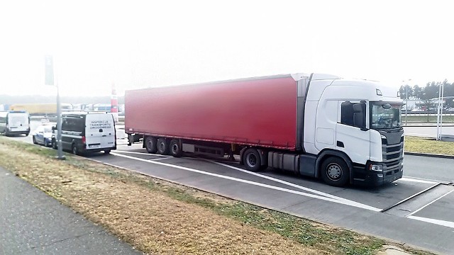Ciężarówka w miejscu niedozwolonym wyprzedzała inny pojazd. Białoruski kierowca przewoził ładunek z Polski do Holandii. W trakcie kontroli inspektor wyczuł w kabinie kierowcy woń alkoholu.