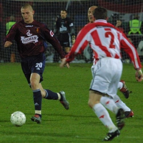 Przemysław Kaźmierczak (z piłką) w barwach Pogoni podczas mecz ze Szczakowianką Jaworzno (3:2). To spotkanie było, zdaniem prokuratury, kupione przez portowców.