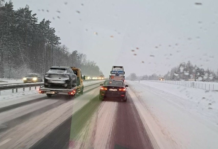Śnieg, śnieg z deszczem i błoto pośniegowe w Podlaskiem. Synoptycy ostrzegają przed trudnymi warunkami na drogach w regionie