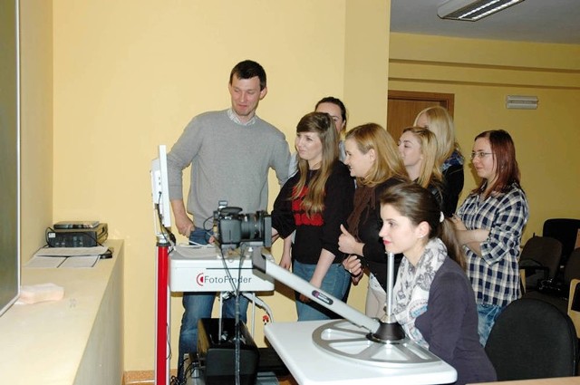 Już pierwszego dnia studentki Instytutu Kosmetologii z Nowego Targu testowały działanie nowej pomocy naukowej
