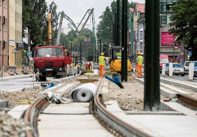 Na części modernizowanej ul. Mogilskiej są już nowe szyny