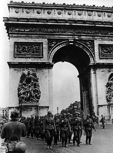 Żołnierze niemieccy pod Łukiem Triumfalnym Paryż, czerwiec 1940