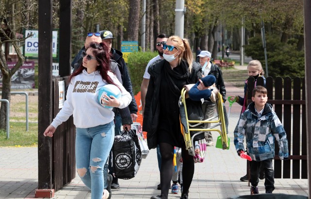 W miarę poprawy pogody, a zwłaszcza wzrostu temperatury, coraz więcej spacerowiczów pojawiało się dziś nad Jeziorem Rudnickim Wielkim, w okolicach plaży miejskiej