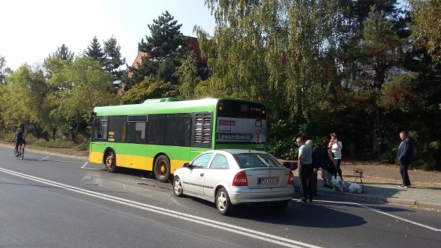 W niedzielę osobówka uderzyła w stojący na przystanku autobus z reklamą wyborczą zastępcy prezydenta Tomasza Lewandowskiego. Wcześniej to on odpowiedział na pisma mieszkańców.