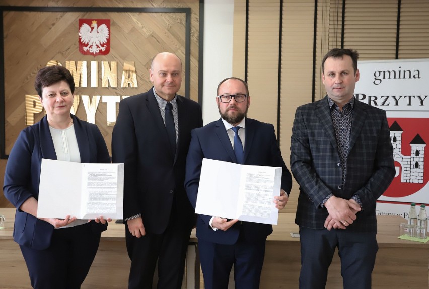 Podpisana umowa na budowę oczyszczalni w Przytyku, od lewej:...