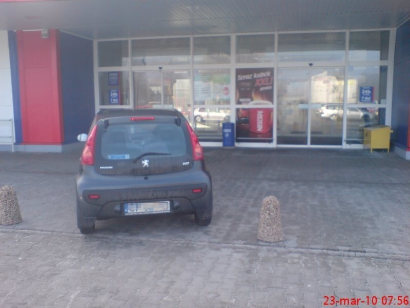 Parking przy Galerii Ozimska. Kierowca zaparkował auto...