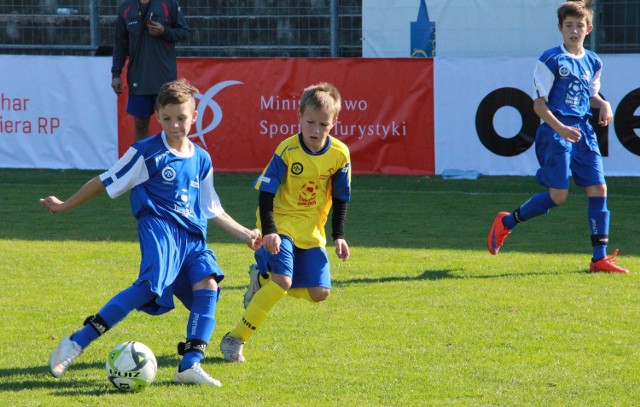 Fragment pojedynku finałowego chłopców do lat 11, w którym zawodnicy Orlika Prudnik (niebieskie stroje) pokonali drużynę PSP 2 Olesno 10-2 i zagrają w finale krajowym.