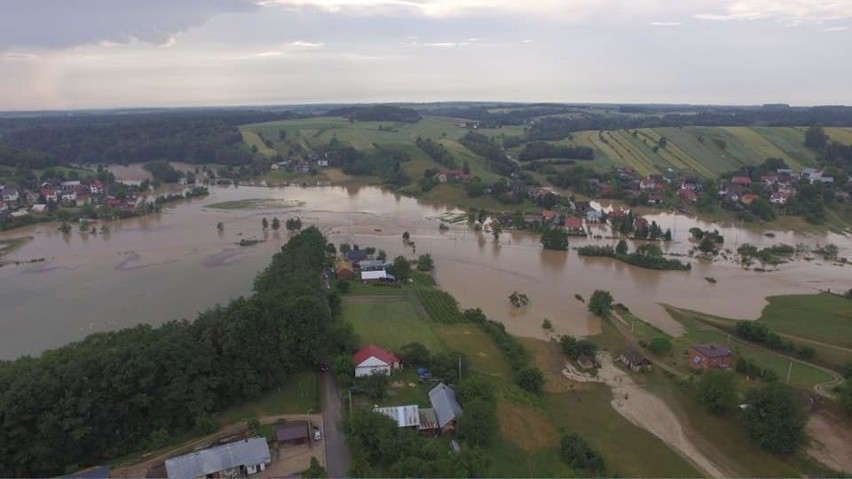 Wierzchowiska koło Janowa Lubelskiego zalane po burzy. Ponad stu strażaków walczy z żywiołem