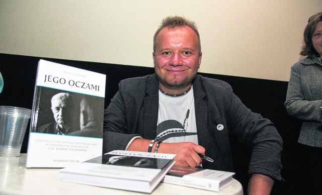 Szymon J. Wróbel promuje obecnie swój projekt "Jego oczami"