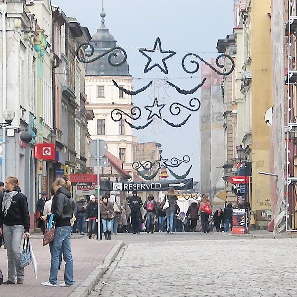 Bożonarodzeniowe świetlne ozdoby rozbłysną głównie w centrum miasta, a więc na ul. Królowej Jadwigi, ul. Paderewskiego, ul. Solankowej (na odcinku od ul. Staszica do ul. Królowej Jadwigi, a także na drzewach krategusach w ciągu ulic: Staszica i Konopnickiej), Rynku oraz na Skwerze Jana Pawła II.