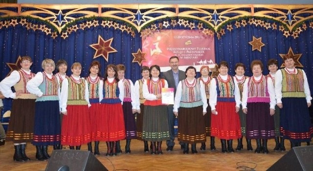 Zespół śpiewaczy &#8222;Echo Łysicy&#8221; wyśpiewał wyróżnienie w kategorii zespoły regionalne i folklorystyczne. Jako pierwszy pogratulował im wójt gminy Bieliny Sławomir Kopacz.