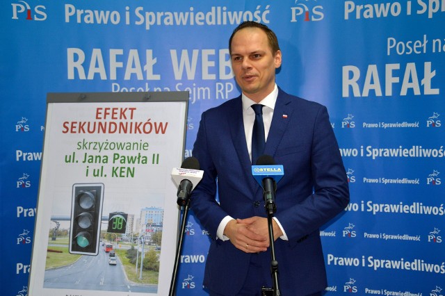 Poseł Rafał Weber pokazał plansze, z których wynikało, że liczniki na skrzyżowaniu poprawiły bezpieczeństwo jazdy